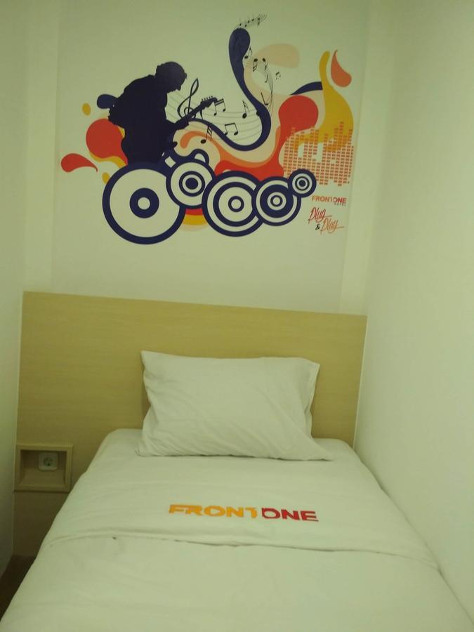 Djo Front One Inn Bengkulu Exteriör bild