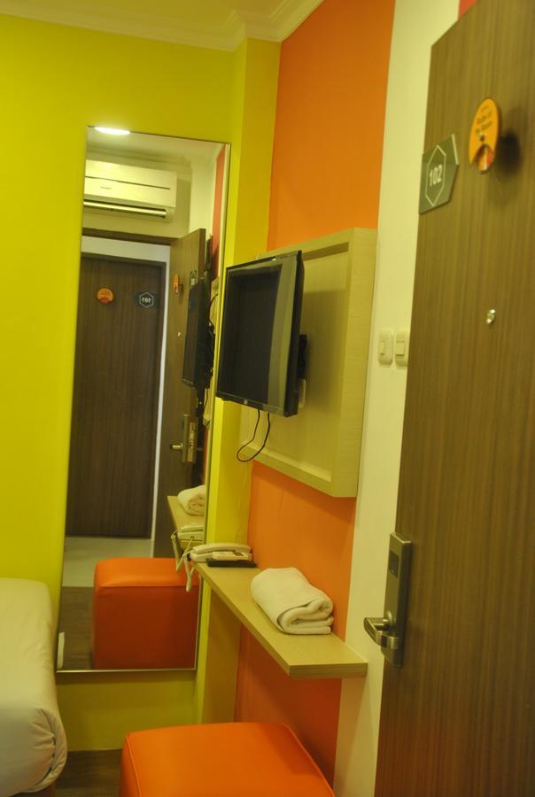 Djo Front One Inn Bengkulu Exteriör bild